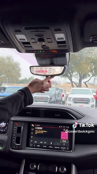 Ajuste de la cámara trasera en GMC Yukon Denali 2024