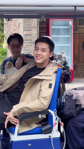 陈伟霆data站 on Instagram: "William Chan happily chatted with fans and joked that he looked like an animal in a zoo, asking why they didn‘t feed him food. 陈伟霆开心和粉丝聊天，语气好可爱！搞笑说自己像动物园的动物，怎么你们不投喂～新剧《许我耀眼》上班路透 #陳偉霆 #WilliamChan #陈伟霆 #williamchanwaiting #actor #fashion #cdrama #lovesambition #许我耀眼 #陈伟霆许我耀眼 #seeheragain #太阳星辰"