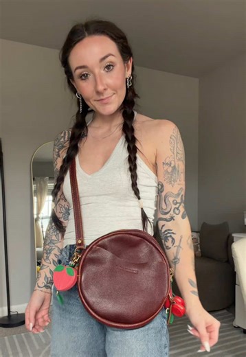 I love all my Portland leather bags, but this one is so unique it might take the cake for my favorite!! #leather #realleather #leatherbag #PLGpartner #purses @Portland Leather