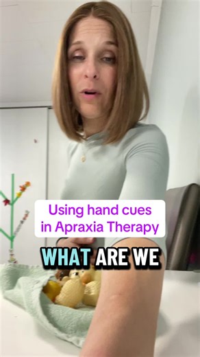 Using hand cues along with simultaneous production to elicit accurate productions of the target word “wash”. Visit my blog at bondarspeech.com to learn more about multisensory cueing#apraxiaofspeech #pediatricspeechtherapy #apraxia #apraxiatherapy #dttc