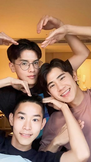 三人日常 Thruple Daily on Instagram: "You broke my heart 💔 心碎了 #heart #love #bl #blseries #throuple #thruple #gay #dailylife"