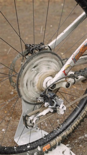 Making drivetrain degreasing effortless 👑 Peaty’s Foaming Drivetrain Degreaser is the ULTIMATE bike specific, high strength foaming drivetrain degreaser. The biodegradable formula has been carefully crafted to powerfully degrease your drivetrain, without busting those precious hub bearings! 💪 Kind to your bike, kind to the environment! 🚲 🌍 | Peaty's