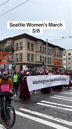 After holding a rally at Cal Anderson Park, demonstrators from the @defundmusk Seattle Women’s March made their way up Broadway Ave in Capitol Hill for International Women’s Day 🌼 #seattle #womens #march