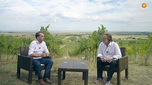 Im dritten Teil der WeinTalks fachsimpeln Herbert Oschep und niemand geringerer als Burgschauspieler Nicholas Ofczarek über die Besonderheiten der burgenländischen Weine. Er spricht über die Herausforderung, die Charaktere künstlerisch in Szene zu setzen und was er aus diesen Produktionen mitnehmen konnte. Produktion: Das Rund #visitburgenland #weintourismusburgenland | Burgenland - Die Sonnenseite Österreichs