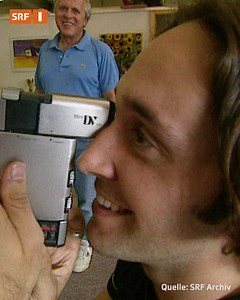 Ab 1994 herrschte eine regelrechte Flip-Manie. Martin Schenkel hat sich in der Rolle des quirligen und frechen Lebenskünstlers in der beliebten Sitcom «Fascht e Familie» in die Herzen des TV-Publikums gespielt. Vor 20 Jahren ist der Basler Schauspieler und Musiker im Alter von 35 Jahren gestorben. | SRF News