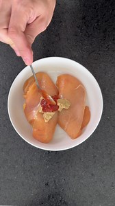 Ensalada de quinoa con pollo a la mostaza. ¿Qué más le agregarías? ÚNETE a mi reto de 28 días con MÁS DE 180 recetas en video 🍽️🎥 Comenzamos el 10 de noviembre. Inscríbete en el link de mi perfil o en: https://www.rickyreto.com | Ricky Goto