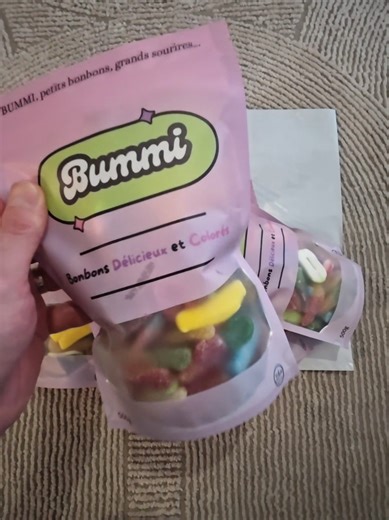 Super commande aujourd’hui ! Pas 1… Pas 2… Pas 3… Pas 4… Pas 5… Mais 6 paquets de 500g BUMMI 😳💛 👉 3 kilos de bonbons, parfaits pour se régaler en famille ou entre amis ! Franchement, ça c’est une commande XXL 😏🍬