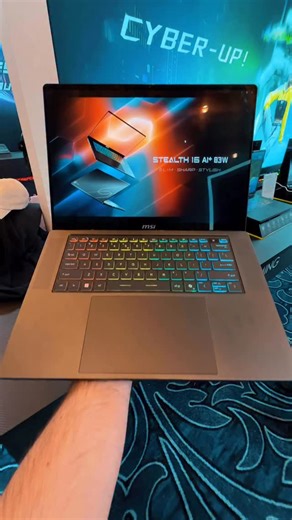 💻🔥 Il MSI Stealth 16 AI Plus è uno di quei notebook che ribaltano le regole. Parliamo di potenza estrema, ma finalmente in dimensioni e peso contenuti. Dentro troviamo il meglio del meglio: ⚡ Intel Core Ultra 9 Panther Lake 🎮 RTX 5090 🌈 Display OLED spettacolare Il tutto accompagnato da una tastiera completamente rivista, un sistema di dissipazione migliorato e un design che non urla “gaming” ma nasconde una potenza fuori scala. È una macchina incredibilmente versatile: 🎮 gaming 🎬 creazion