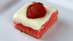 16K views · 106 reactions | See how to make these delicious strawberry brownies from a cake box mix. This simple dessert recipe is perfect for a quick treat or to offer an alternitive to traditional chocolate brownies. Full recipe: https://www.youtube.com/watch?v=NxEHnSbNd_g | FunFoods | Facebook