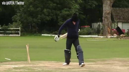 Just Kevin Pietersen launching it miles, blindfolded 🤯 (via KP24 / Twitter) | ESPNcricinfo
