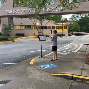 108K views · 5.3K reactions | Hermoso gesto | Este niño, de 12 años, toca la trompeta a diario frente al Hospital Emory Decatur, en Georgia. Él homenajea a los profesionales de la salud que combaten el #coronavirus.  ( @jasonplaystrumpet) | Telemundo PR | Facebook