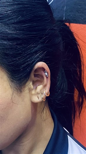 Helix Piercing: Cliente Satisfecha y Resultados Hermosos