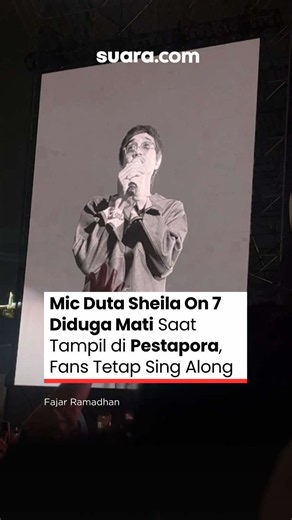 Sheila On 7 menjadi salah satu penampil yang ditunggu dalam festival Pestapora hari kedua, Sabtu (26/9). Penampilan band tersebut ramai dipenuhi penonton dan bernyanyi bersama. Namun, ketika membawakan lagu ‘Film Favorit’ mic sang vokalis, Duta diduga mati. Lantaran, dalam layar Duta tengah bernyanyi bagian nada tinggi. Namun, suaranya tidak terdengar oleh penonton. Meski demikian, para penonton tetap antusia dan bernyanyi bersama. Hal ini juga terjadi saat lagu ‘Hari Bersamanya’. Beberapa kali 