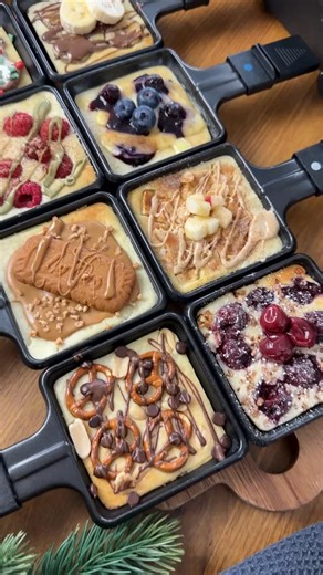 Dr. Oetker Deutschland on Instagram: "Süßes Raclette? Wir sagen: UNBEDINGT! 🥞🍫 Diese 8 süßen Pfännchen sind das perfekte Dessert fürs Weihnachtsraclette – mit Karamell, Kirschen, Schoki & Co. zum Dahinschmelzen! Die süßen Pfännchen 🍽 🥞 1. Pfännchen Pfannkuchenteig + Apfelwürfel + Mandelblättchen + Dr. Oetker Taste of Christmas Zimt & Zucker + Haselnusscreme 🥞 2. Pfännchen Pfannkuchenteig + Kirschen + Pistaziencreme 🥞 3. Pfännchen Pfannkuchenteig + Banane + Schokocreme 🥞 4. Pfännchen Pfann