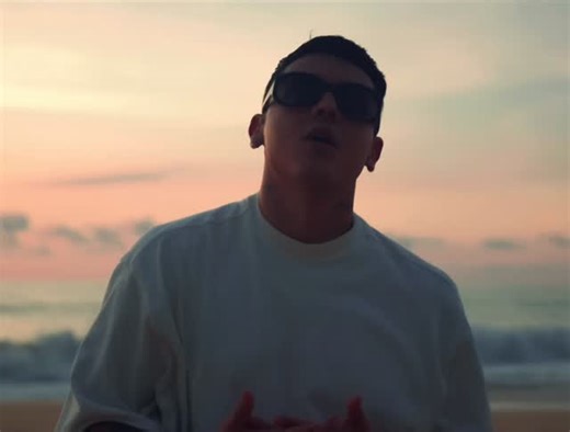 KR KEVIN ROLDAN ♛ on Instagram: "Quisiera estar en una playa contigo ❤️ ya salió mi nuevo video “Coctelito” un tema muy especial que hace parte del disco “In God We Trust” 💿 los amoooo disfrútenlo en familia en estas fiestas y hagan todo con amor! La vida es muy bella"