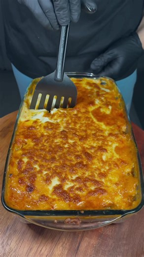 🍗🥔 Chicken-Kartoffel-Gratin Cremig. Würzig. Unfassbar lecker 😋 So geht’s: 🥔 Boden: Kartoffeln mit etwas Öl mischen, auf dem Blech verteilen ➡️ 200 °C | ca. 20 Min. vorbacken, bis sie weich sind 🥕 Gemüse: Paprika, grüne Paprika, Tomaten, weiße & rote Zwiebeln 🍗 Chicken-Marinade: 770 g Hähnchen 90 g Tomatenmark Salz, Pfeffer, Knoblauchpulver, Muskatnuss, Chili 🥛 Béchamelsauce: 350 ml Milch 30 g Butter 20 g Sonnenblumenöl 30 g Mehl 🧀 Topping: Geriebener Mozzarella Zubereitung: Kartoffelbode