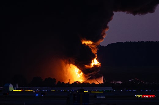 Se estrella un avión de UPS en Louisville: reportan heridos y gran incendio en tierra - La Opinión