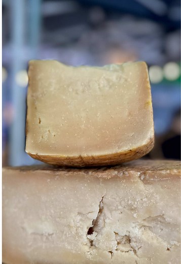 Pecorino Gran Riserva: Bold Italian Cheese Delicacy