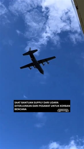 PREMIUM NEW-USED CARS 🏆 on Instagram: "Bantuan dari udara jadi salah satu langkah cepat yang dilakukan pemerintah waktu banjir besar kemarin. Karena banyak area yang akses jalannya putus atau ketutup air, helikopter dan pesawat kecil langsung dikerahkan buat bawa logistik penting. Barang kayak mie instan, air mineral, selimut, obat-obatan, sampai kebutuhan bayi dijatuhkan langsung ke titik-titik yang susah dijangkau tim darat. Cara ini lumayan efektif karena bisa menjangkau wilayah yang benar-b