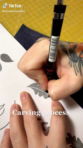 It’s block 3 of 3 - I print each block on top of each other to get the whole design! #linoldruck #linolschnitt #printmakersoftiktok #satisfying #carving #schnitzen