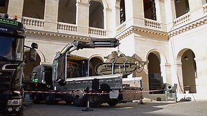 Après une phase de restauration d’un mois rendue possible grâce au soutien d’ARQUUS, le célèbre char Renault FT 17 a retrouvé son éclat d’origine et une place de choix dans les galeries de la cour d’honneur. Sa restauration préfigure également l’exposition « 1918, armistice(s). De l’avant à l’après 11 novembre », qui débutera le 24 juillet prochain. ► Découvrez l’exposition : https://bit.ly/2IfQsuS ► Découvrez l’histoire du char FT 17 : https://bit.ly/1BGVgQt | Musée de l'Armée