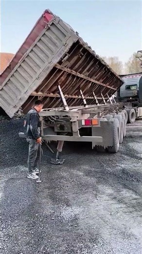 Moving a trailer process using hydraulic outriggers