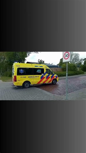 Ambulance 17-169 met spoed naar medische noodsituatie aan de Juliana van Stolberglaan in Rozenburg