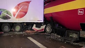 # **Tödlicher Verkehrsunfall auf der BAB 5** ## Reiskirchen Am Freitag, 19.01.2024, kam es um kurz nach Mitternacht auf der BAB 5, unmittelbar vor der Raststätte Reinhardshain, zu einem tragischen Auffahrunfall. Der 50-jährige Fahrer eines Sattelzuges war in Richtung Kassel unterwegs und fuhr nach bisherigen Ermittlungen nahezu ungebremst auf einen am #Stauende wartenden Sattelzug auf. Der Stau hatte sich wegen der Schnee-/Glättelage liegengebliebenen Fahrzeugen gebildet. Durch die Wucht des Auf