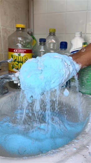 my deepest apologies for the chirping smoke detector in the background 😔 i just really wanted to get into the sink before i left 💔 #cleantok #asmrsounds #focapowder #comet #handmixing #spongesqueezing #fypシ゚viral | Tianacleans