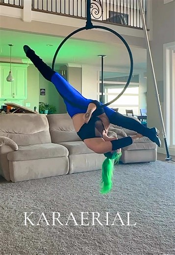 Splits & Strips and an hour long hoop content session I often decide to never post.✌️ I’m still debating whether to just get rid of all of my s0c!al media entirely. Top SORTE Pants Shark #aerialhoop #aerialhooptricks #aeriallyra #lyra #lyrahoop #cerceau #circuslife #aerialist #aerialistsoftiktok #wlw