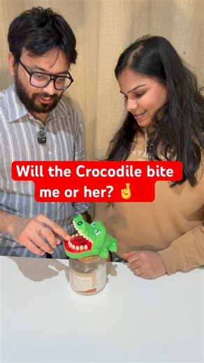 The Crocodile Game: Don't lose your finger! 🐊 #funnygame #couplechallenge #couplegames #shorts