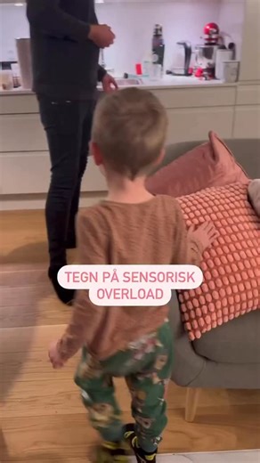 Kender du dit barns tidlige tegn på sensory overload? De der små signaler som kommer inden de går fra “0-100” For ofte er der advarsler hvis vi kigger efter dem, og børn går sjældent fra 0-100 Sådan her kan det se ud: Om det er rastløshed Neglebidning Justering af tøj Zoomer ud Krammere Tager Sine hænder op i dit ansigt Babystemme eller leger dyr Vores børn er forskellige, og deres tolerancetærskel er forskellig ❤️ Du kender dit barn bedst og kan hurtigst og nemmest møde deres behov for reguleri