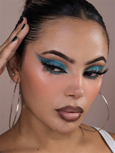 Maquíllate fácil ✨ probando colores que siempre pensé que me quedaban mal hasta que me atreví y termino encantándome🤭 ##makeup##makeuptutorial##makeupideas##makeupvideo##maquillajedeojos