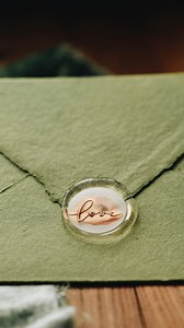 Creative & Elegant Seal in 3 Layers ✨ 1. Base Layer – Start with a beautiful art sticker. 2. Second Layer – Apply crystal clear hot glue and press with a wax stamp to create the seal. 3. Final Touch – Add a hint of gold to highlight the design and bring it to life. You don’t need many tools, just thoughtful design elements like a sticker, a wax stamp, and a touch of highlight color. Simple, yet stunning. Products used in this video: ▫️Fine Gold Seal Cream – @bortoletti.fonderia (no smudging or r