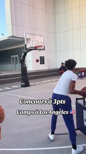 📍 Los Angeles 🔥 Concours à 3 points dans notre camp sur le terrain extérieur des Clippers ! Ambiance de folie, soleil californien et nos campeurs qui enchaînent les shoots comme des pros 🌴☀️ Qui sera le roi du 3 points ? 👑🎯 #LosAngeles #CampBasket #Clippers #Shooters #BasketballLife