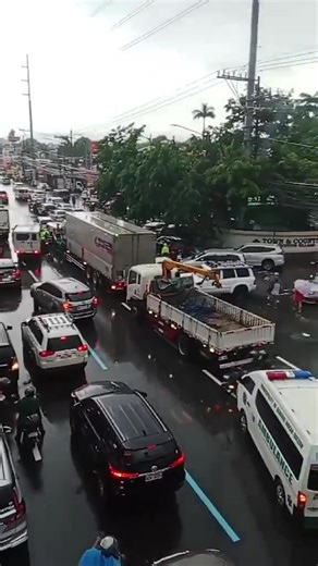 TINGNAN: Naiipon ang mga sasakyan sa Marcos Highway tapat ng Town and Country Subdivision sa Antipolo City dahil sa pagbaha (as of 4:20 p.m, Hulyo 24). #TrafficPatrol #FloodPatrol (🎥: Jay Ar Bahinting) | via Jeffrey Hernaez, ABS-CBN News Tingnan ang comments section para sa kaugnay na ulat. | ABS-CBN News