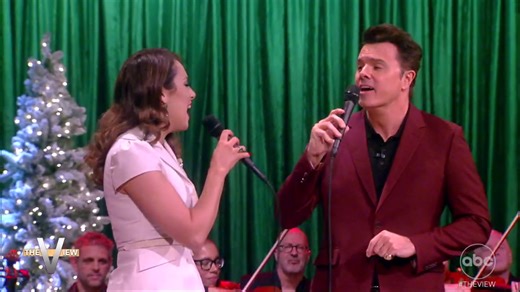 263K views · 10K reactions | Seth MacFarlane and Liz Gillies perform 'That Holiday Feeling' from their festive new album, 'We Wish You the Merriest'!  abcn.ws/2RiH3wd | The View | Facebook
