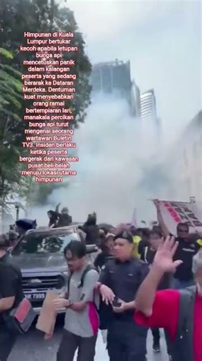 Himpunan di Kuala Lumpur bertukar kecoh apabila letupan bunga api mencetuskan keadaan panik di sana.