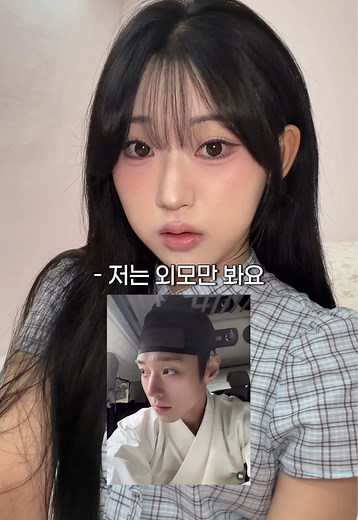 저는 잘생긴 게 좋아요 (캐릭터 빼고 ㅎ) 올해 정말 잘 쓰고 있는 메디큐브 제품이 라이징스타 한교동💙🧡씨와 콜라보를 했답니다 요즘 모공 관리 귀찮아서 안 하고 살던 사람인데 ^^... (낡았어 나) 날씨 더워지면서 베이스 콧망울부터 지저분하게 무너져서 메디큐브 제로모공패드 & 원데이 세럼으로 바로 극뽁! 여름엔 다들 이거 하나쯤은 있어야 해요☀️ ☑️ 이번 올영세일부터 만날 수 있는 🩵한교동 에디션🩵인데 귀여운 '한교동 헤어핀'이랑 '한교동 거울 키링'까지 주니까 풍성한 한정판 굿즈 놓치지 말구 올영으로 레츠끼끼 ⚡️💨 📍 6월 올영세일 최저가 (5/31~6/6) - 제로 모공 패드 1 1 대용량 기획 (한교동 헤어핀 증정) - 제로 모공 원데이 세럼 1 1 대용량 기획 (한교동 거울 키링 증정) #올영세일 #메디큐브 #제로모공패드 #원데이세럼 #한교동