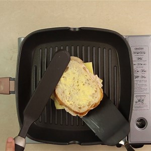 Are you always on-the-go? Prepare a light and healthy snack in just 10 minutes. Try the Century Tuna Melt Sandwich! | Century Tuna Superbods