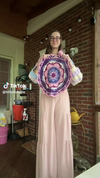 A cute pastel outfit and more progress on the #bloomingjoy 🪻 I still have a long way to go 😁 #crochetwip #crochet #crochetblanket #ootd