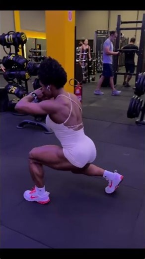 Brazilian quads pumping & burning #shorts #bodybuildingwomen #gym #quads #glutes #motivation