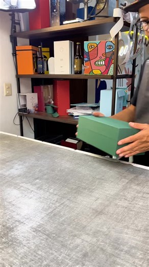 Noik on Instagram: "Hoy les voy a mostrar cómo se hace una caja con cajón abatible 🙋🏽‍♂️📐 #cartonajecreativo #diy #manualidades"