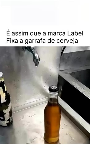 Impressionantes on Instagram: "Os rótulos das garrafas de cerveja são fixados por uma máquina de rotulagem automatizada, projetada para precisão e velocidade. Após a limpeza e o enchimento, as garrafas seguem por uma esteira transportadora até a seção de rotulagem. Lá, um rolo ou aplicador de adesivo aplica cola ou adesivos sensíveis à pressão no local exato de cada garrafa. Os rótulos são então pressionados firmemente para garantir uma aderência perfeita, sem rugas ou bolhas de ar. Esse process