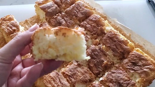 Super easy 2 Ingredient Pineapple Angel Food Cake! Tastes so good! Full recipe - https://www.tammileetips.com/pineapple-angel-food-cake-2/ | Tammilee Tips