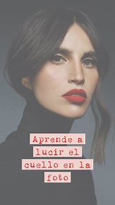 Hacer esta posición es muy común, voltear y pegar la cara al hombro ocultando el cuello, puede que lo hayamos visto en alguna editorial con una Top model y nos gustó, pero en general no siempre favorece. Lucir el cuello y alargarlo a propósito nos ayuda a estilizar la figura. Recuerda siempre mantener una postura erguida y elegante.Mantén los hombros abajo y gira la cara más o menos a 45 grados. Tampoco tuerzas tanto la posición, tiene que verse natural. Guarda si quieres aprender más de mis sec