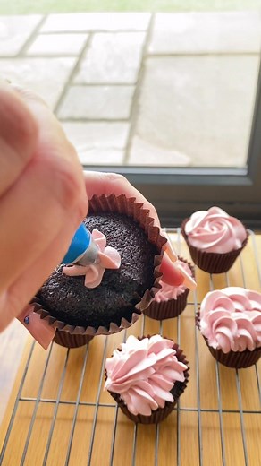Cupcake Decorating Tutorial for Beginners with Wilton 1M Tip