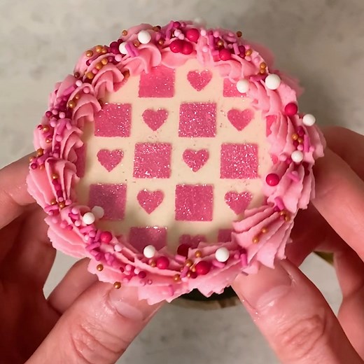 311K views · 1.6K reactions | Cupcake decorating hack 療 | Twisted | Facebook