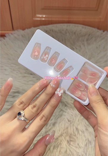 How to Apply Fake Nails: A Step-by-Step Guide