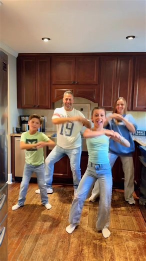 152K views · 916 reactions | Feel good Wednesday vibes coming your way! #family #wednesday #dance | Gustavo Krystal Dance | Facebook